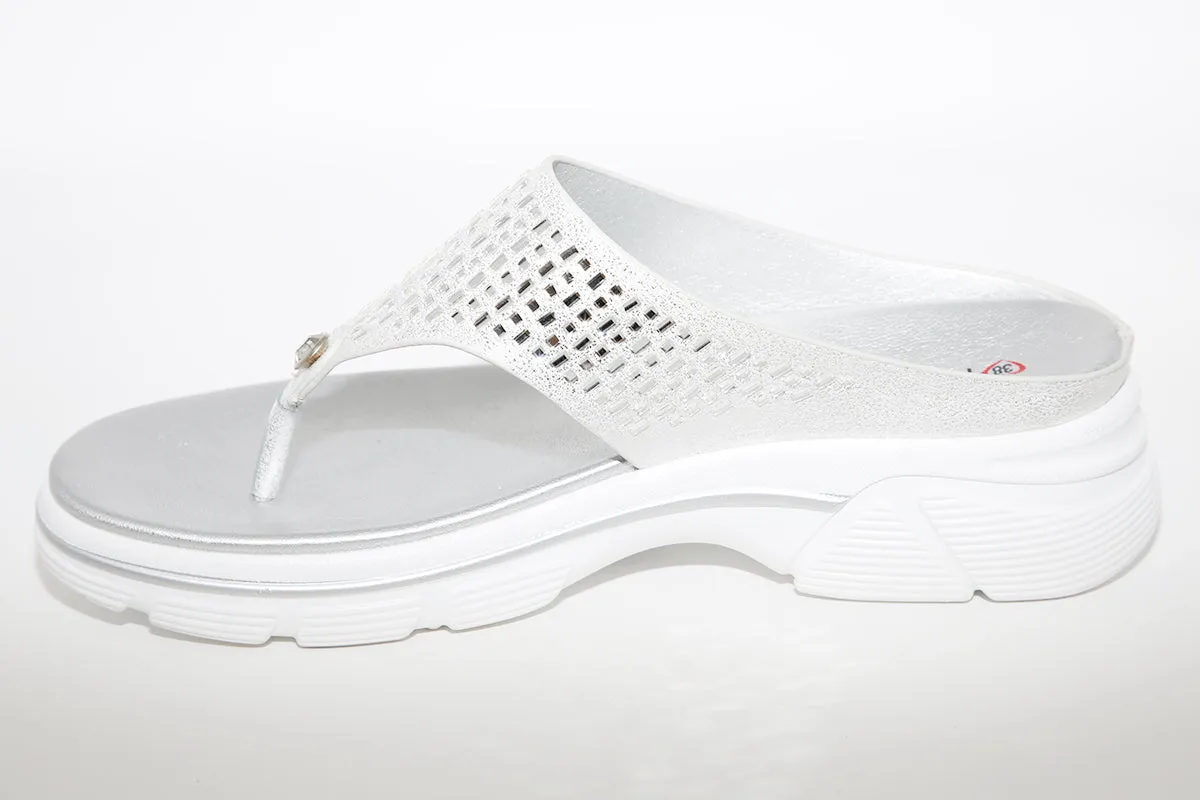 HEAVENLY FEET -  TOE POST MULE - SILVER
